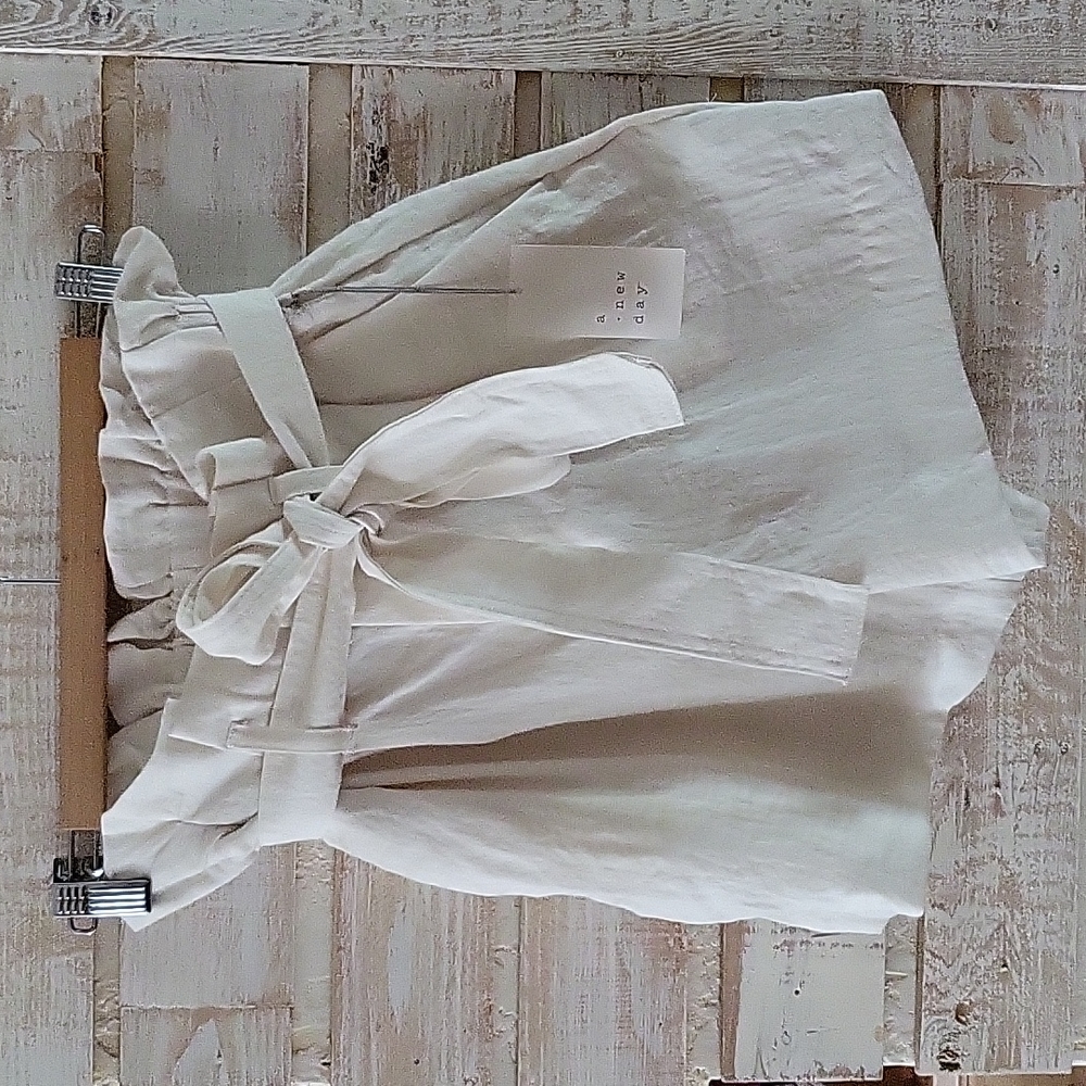 Adorable cream shorts